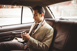 Homem de negócios em um carro