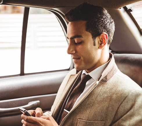 Homme d'affaires dans une voiture