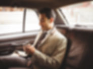 車の中でビジネスマン