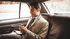 Hombre de negocios en un coche