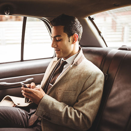Homme d'affaires dans une voiture