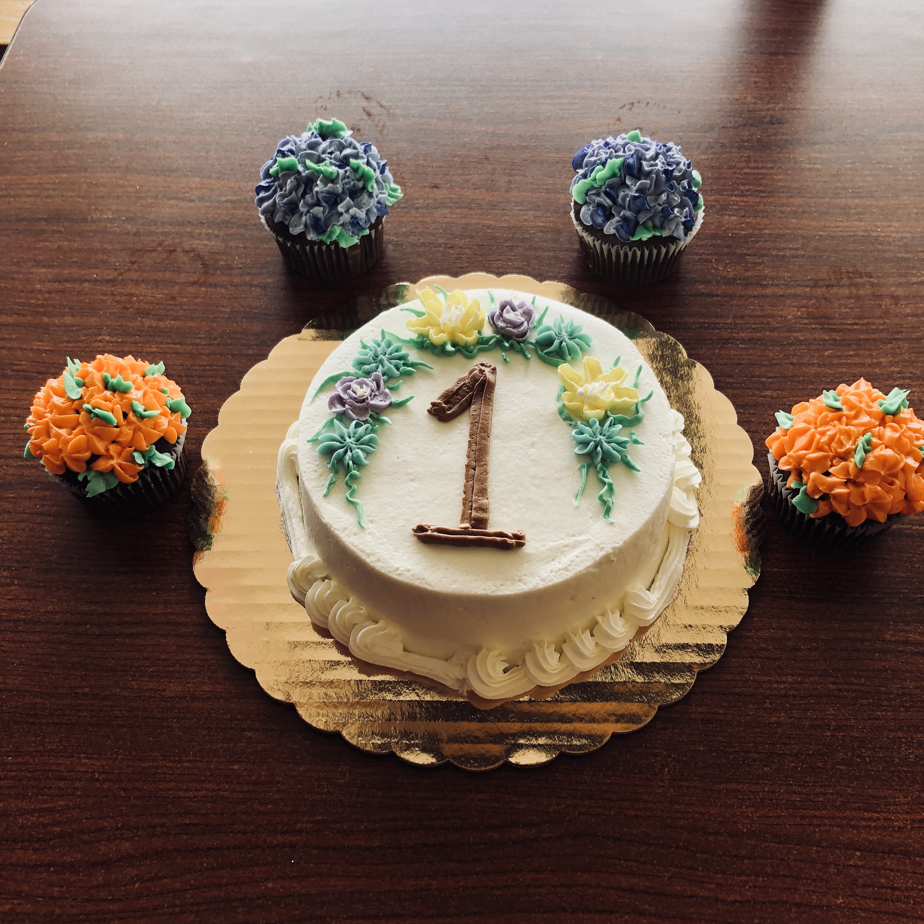 Smash Cake w/ Cupcakes