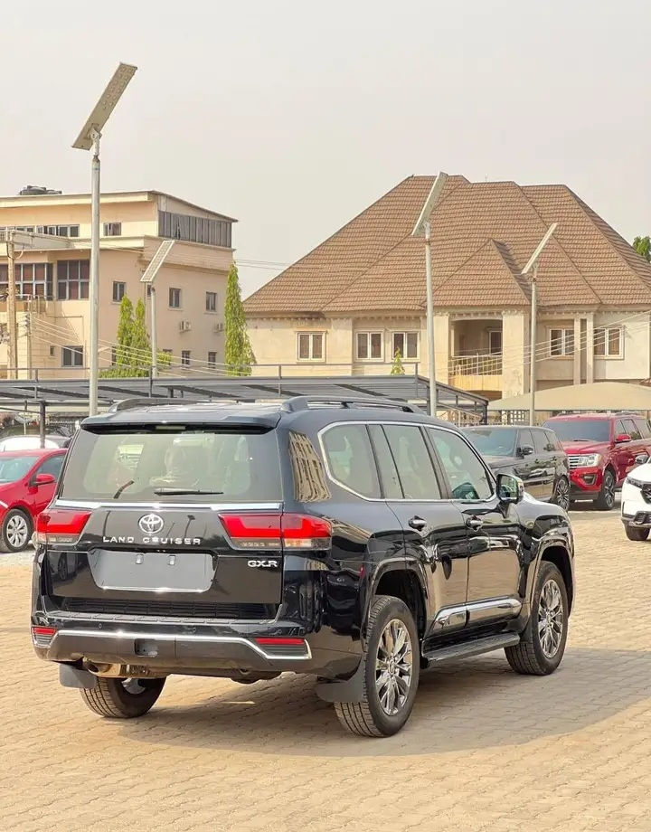 Thumbnail: Toyota Land Cruiser GXR 2025