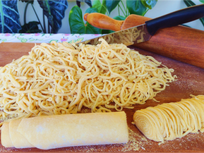 SEM USAR MÁQUINA E COM APENAS 3 INGREDIENTES❗😱 MACARRÃO CASEIRO DA VOVÓ SUPER FÁCIL E RÁPIDO!