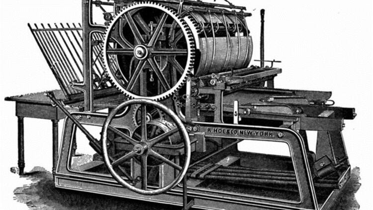 Matbaa’yı Johan Gutenberg bulmuştur. Tek tek metal harflerle baskı tekniğini geliştirerek Dünya’da yaygın hale gelmesine sebep olmuştur.