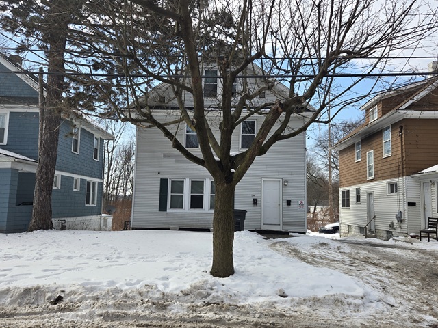 Akron Duplex for Sale: Lower unit 4 bed, 2 bath, C/A
Top unit 2 bed, 1 bath, C/A
Contact Realtor Karl M. Hiss, Jr. for more information: 330-724-8194