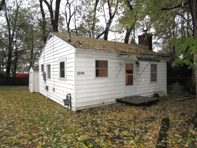 For Lease: Unimposing from the outside, like a small chalet on the inside! Updated one bedroom, one bathroom, living room with fireplace, shed. This one always rents quickly! $800/mo plus utilities.