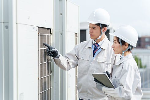 室外機を点検中の作業員