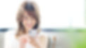 スマホで電話する女性