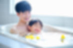お風呂に入る親子