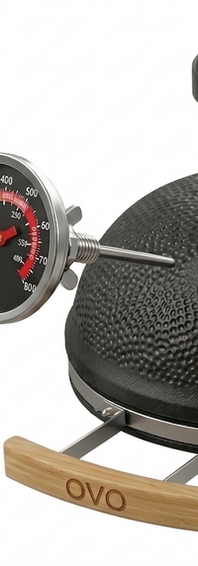 TOP VENT
La ventilación superior regula el flujo de aire y controla la temperatura con precisión. Ábrela para subir el calor, ciérrala para mantenerlo estable durante horas.

TERMÓMETRO
El termómetro integrado te permite monitorear la temperatura interna en todo momento — sin abrir la tapa y sin perder el calor acumulado.

MANILLA DE BAMBÚ
El bambú es un material naturalmente resistente al calor, duradero y sustentable. La manilla permanece fría al tacto incluso a altas temperaturas, para que puedas abrir tu OVO con total seguridad.