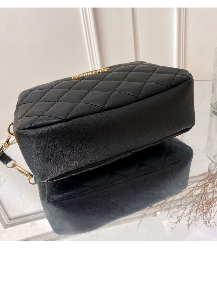 Thumbnail: Luna Tassel Embroidered Crossbody Bag