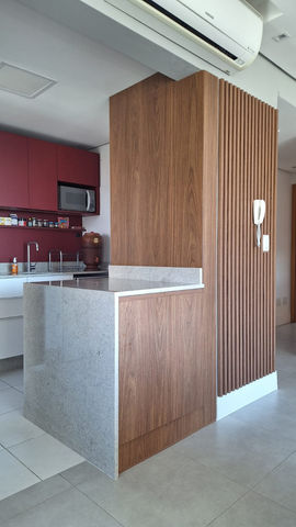 Painel ripado e pedra branca com armário