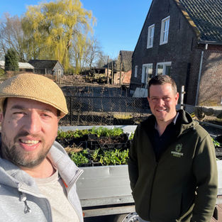 Ontwerper en opdrachtgever tijdens tuinaanleg