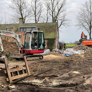 Grondwerkzaamheden voor aanleg van een natuurlijke tuin