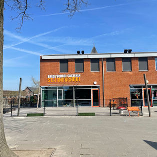 Entree van Brede School Casteren met omliggende buitenruimte