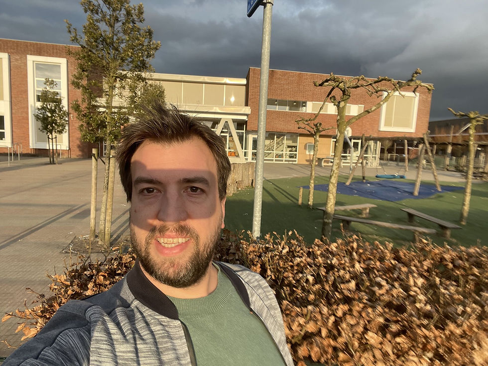 Schoolplein van Kindcentrum De Driehoek in Hilvarenbeek waar gewerkt wordt aan een groen schoolplein