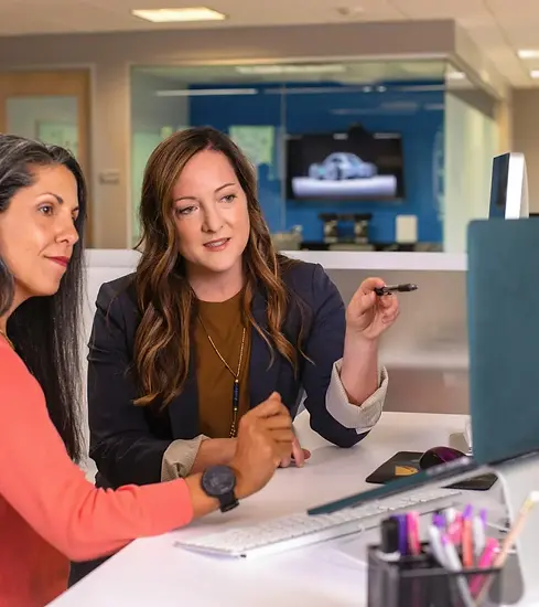 deux femmes au bureau, séance de formation et coaching