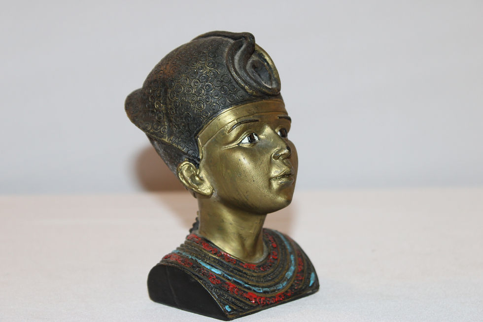 Thumbnail: Queen Figure