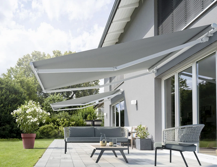 Immagine di tende da sole su misura, realizzate con il resistente tessuto Parà Tempotest. Le tende offrono protezione solare, personalizzazione e design elegante, ideali per balconi, terrazze e giardini. Disponibili in vari stili, tra cui tende a caduta e con braccia estensibili, per adattarsi perfettamente a ogni ambiente esterno.