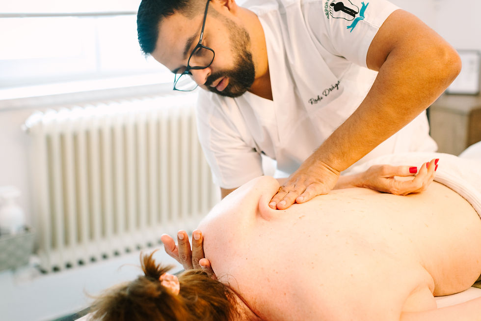 Terapeut în timpul unui masaj terapeutic pentru fizioterapie.