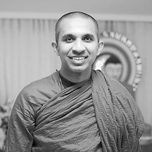 Buddhistischer Mönch lehrt Yoga-Philosophie und Achtsamkeit bei My Yoga Garden in Aarau