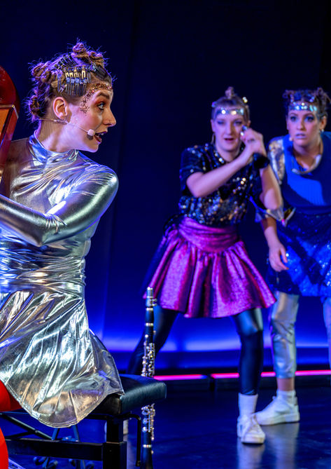 Vier Musikerinnen in futuristischen Kostümen bei der Bühnenperformance Fantasia, Projekt 5fürEva