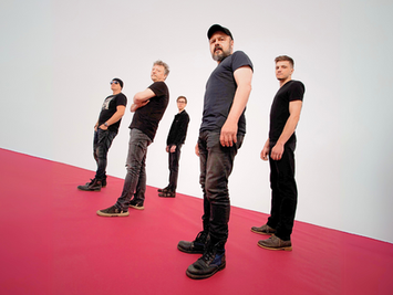 Męska załoga Dr MISIO pod wodzą Arka Jakubika. Solidne brzmienie, ciężkie riffy, znakomite, mądre teksty i brak muzycznego kompromisu - to mieszanka, która na pewno zadowoli fanów dobrej muzyki.