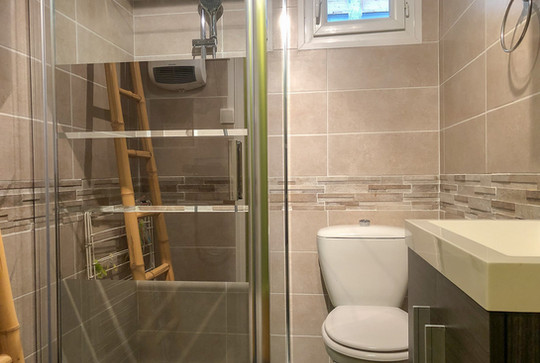 Salle de bain appartement la roche posay GUERTONLOCATION