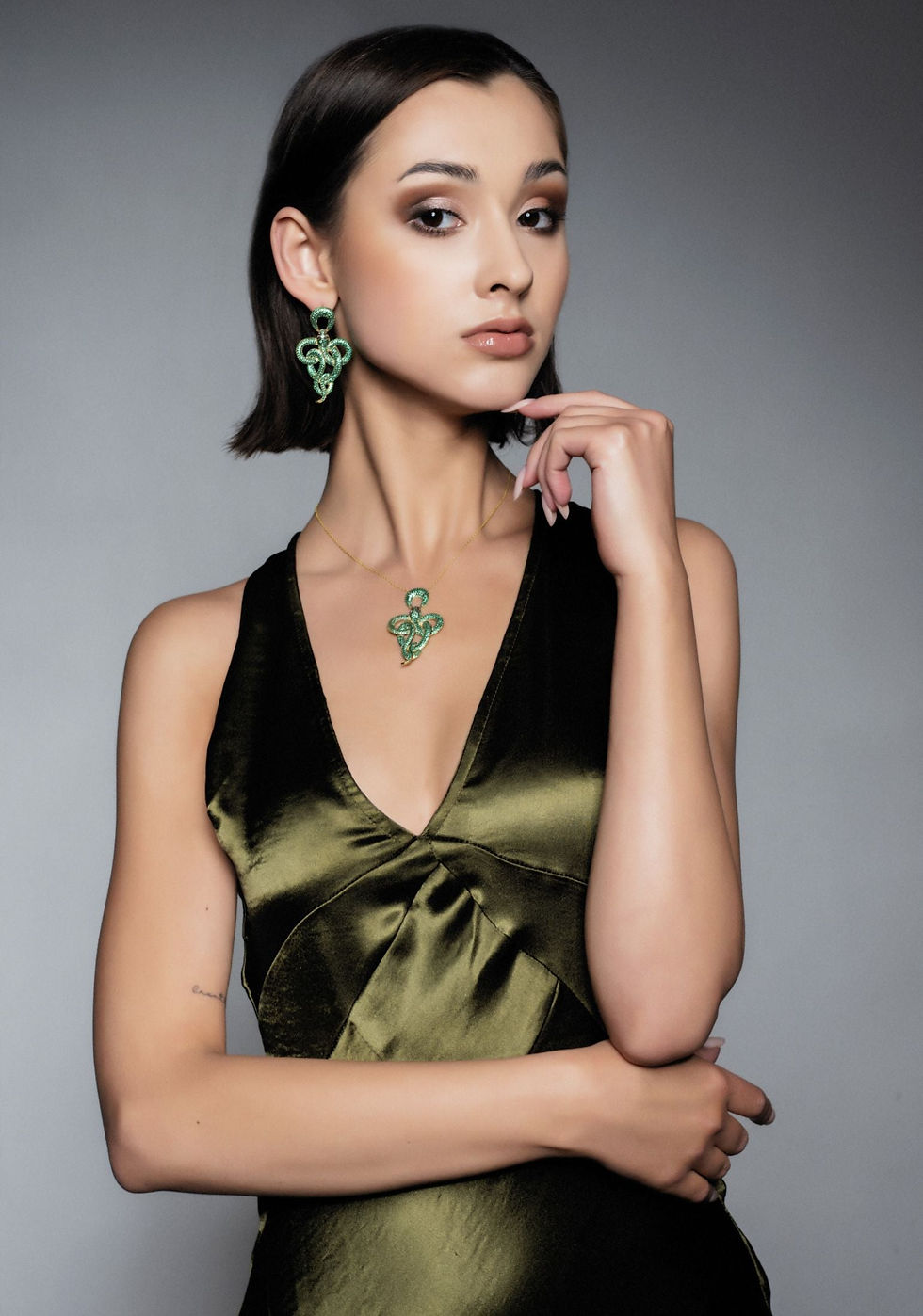 Thumbnail: Viper Snake Drop Earrings Gold Emerald