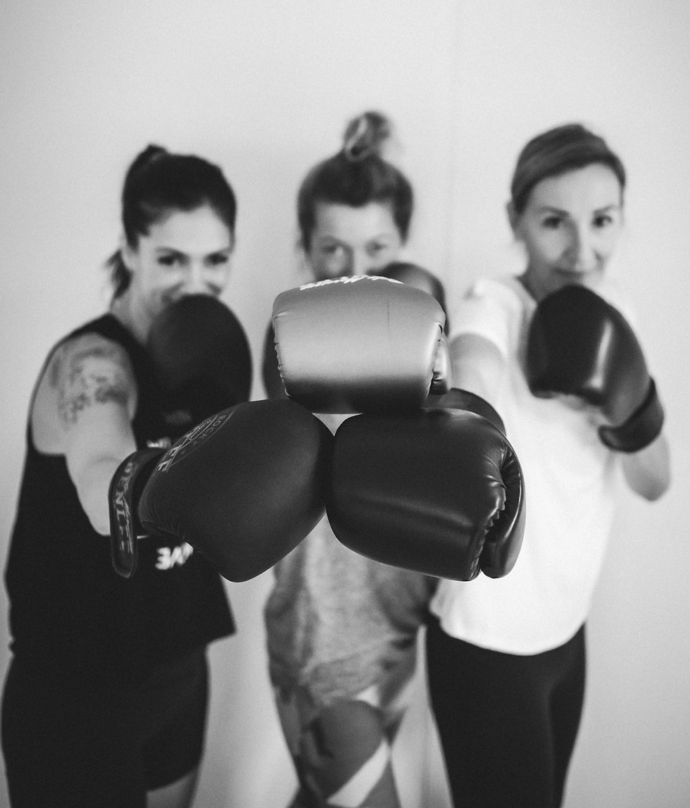Drei Frauen mit Boxhandschuhen für aktuelle Kurse