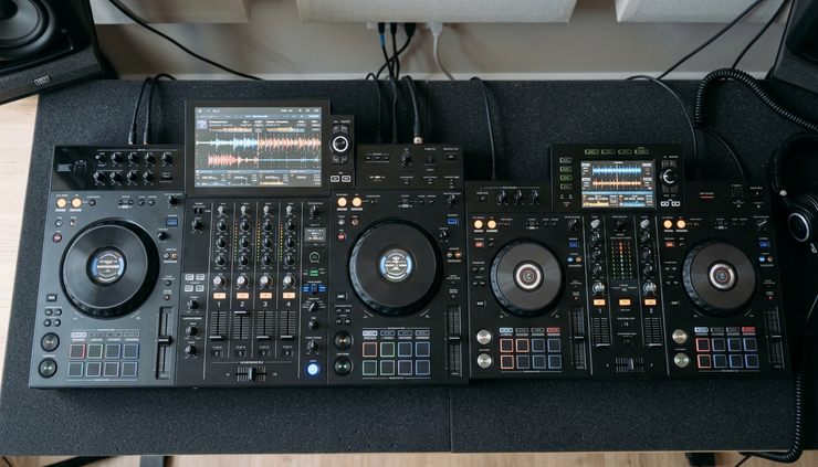 Üstten görünümde iki all-in-one DJ kontrol sistemi yan yana duruyor.