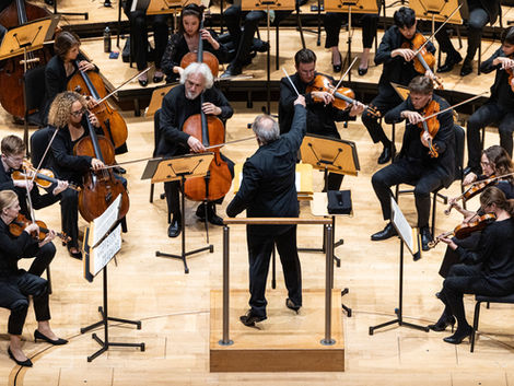 Los Angeles Chamber Orchestra Performs a Hum-drum Mozart and a Delightful ‘Mozartiana’