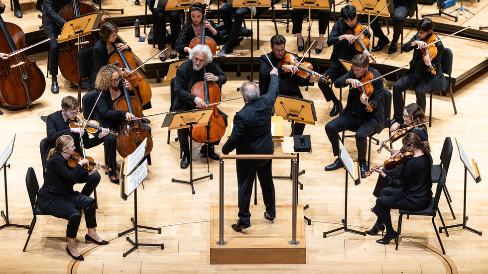 Los Angeles Chamber Orchestra Performs a Hum-drum Mozart and a Delightful ‘Mozartiana’