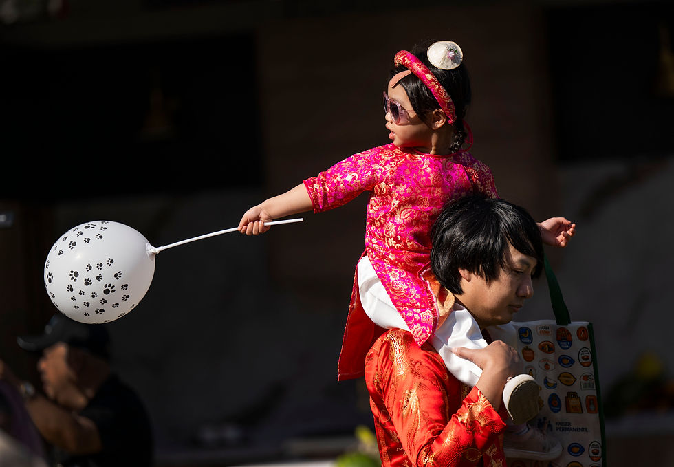 A young visitor gets a better view.