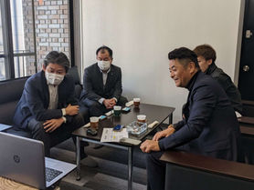 ベトナム送出し機関(チュオンハイ国際)、受け入れ先の定期訪問。Đại diện của công ty phái cử ( Trường Hải) đã đến thăm hỏi.