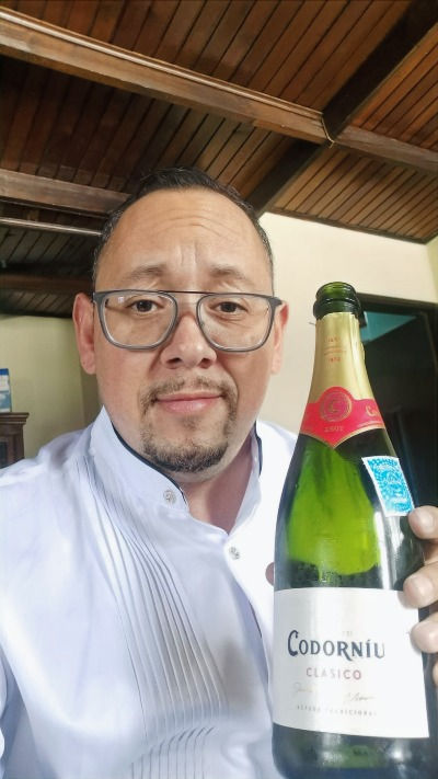 Burbujeante Elegancia: Descubriendo el Codorníu Clásico Cava.
