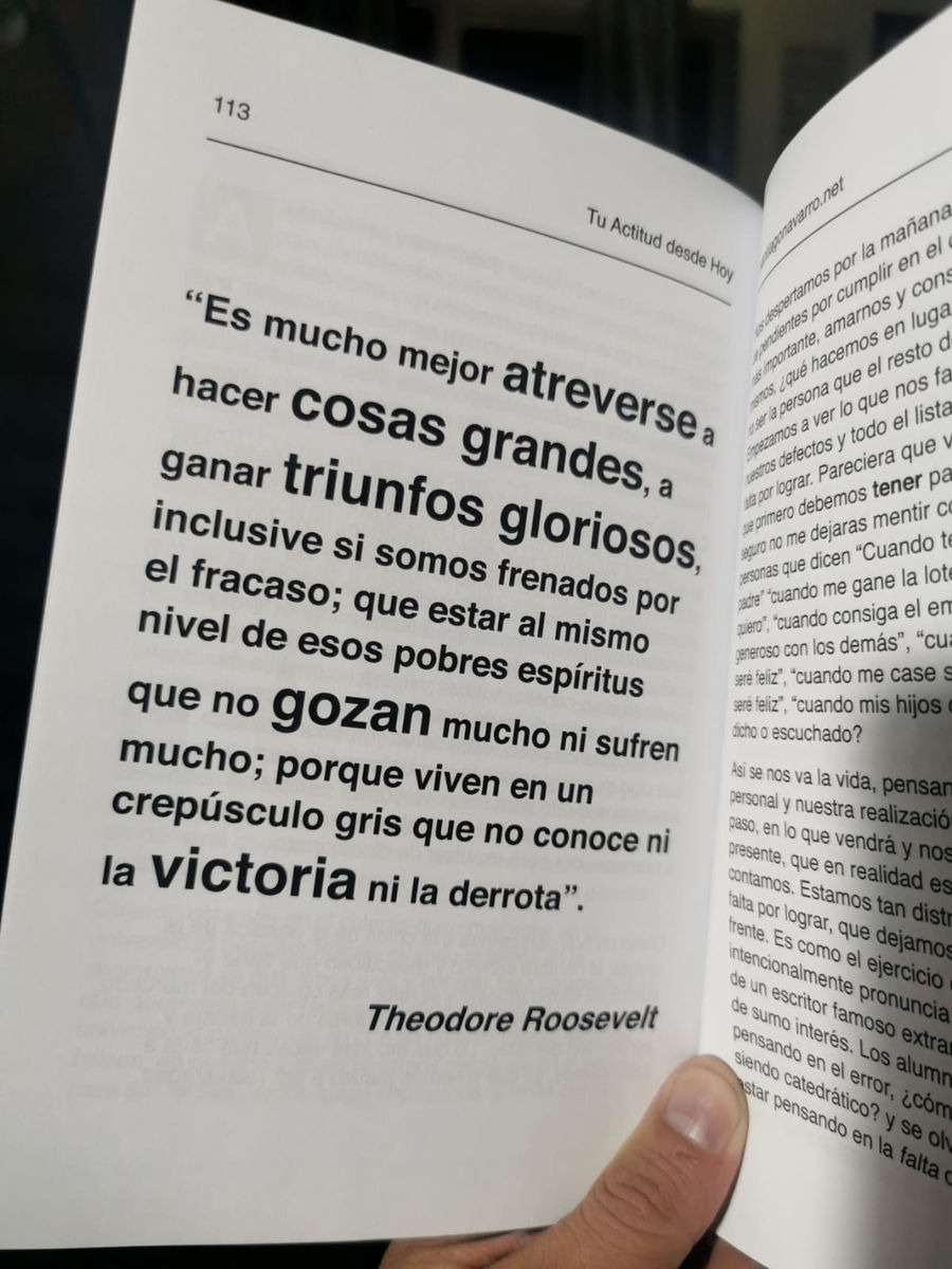 Descubriendo Tesoros en "Tu Actitud desde Hoy" de Santiago Navarro, escritor hondureño.