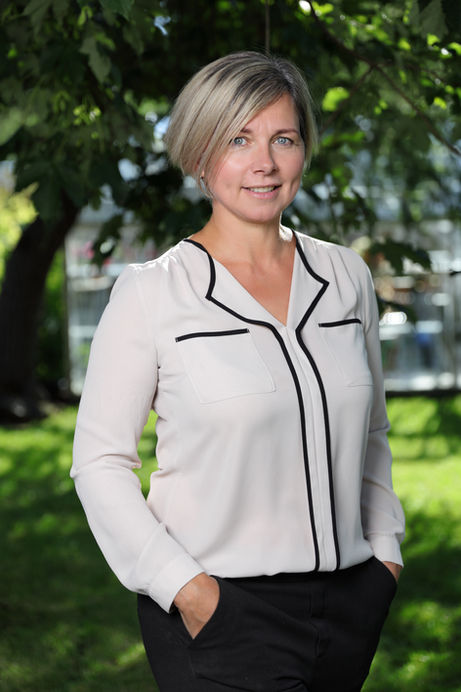 Kona, portrett, andlitmynd, Starfsmannamyndir fyrir heimasíður, kynningarefni, starfsmannapassa, aðgangspassa, skírteini, aðgangskort og fleira. Einstaklingsmyndir, ljósmyndastofa, manneskja, listamaður, Portrett með https://www.kryddhus.is/