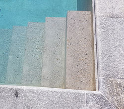 Piscine avec finitions béton brossé