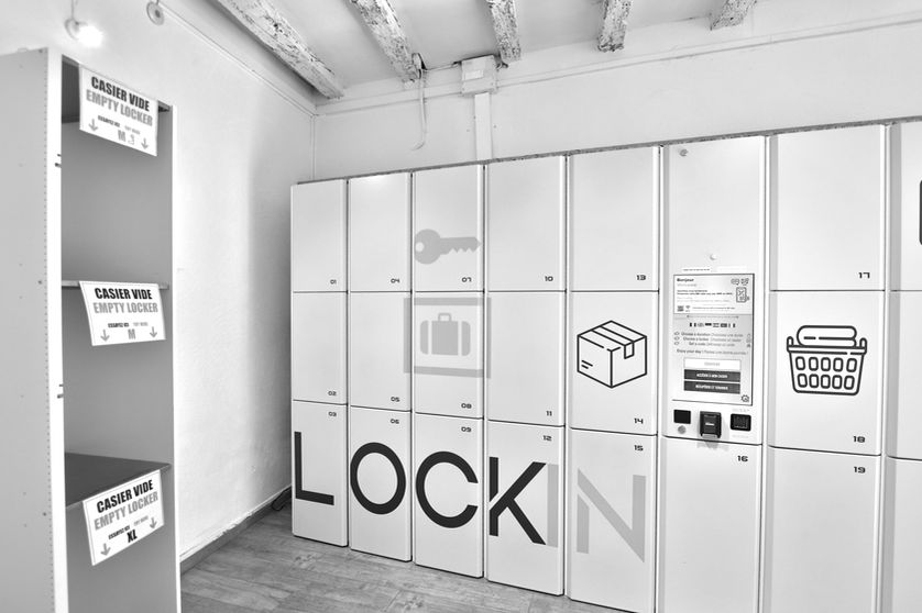 Les casiers à bagages avec de la bagagerie.