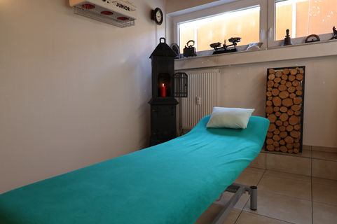 Raum für Physiotherapie und Wellness mit Schwarzwaldthema 