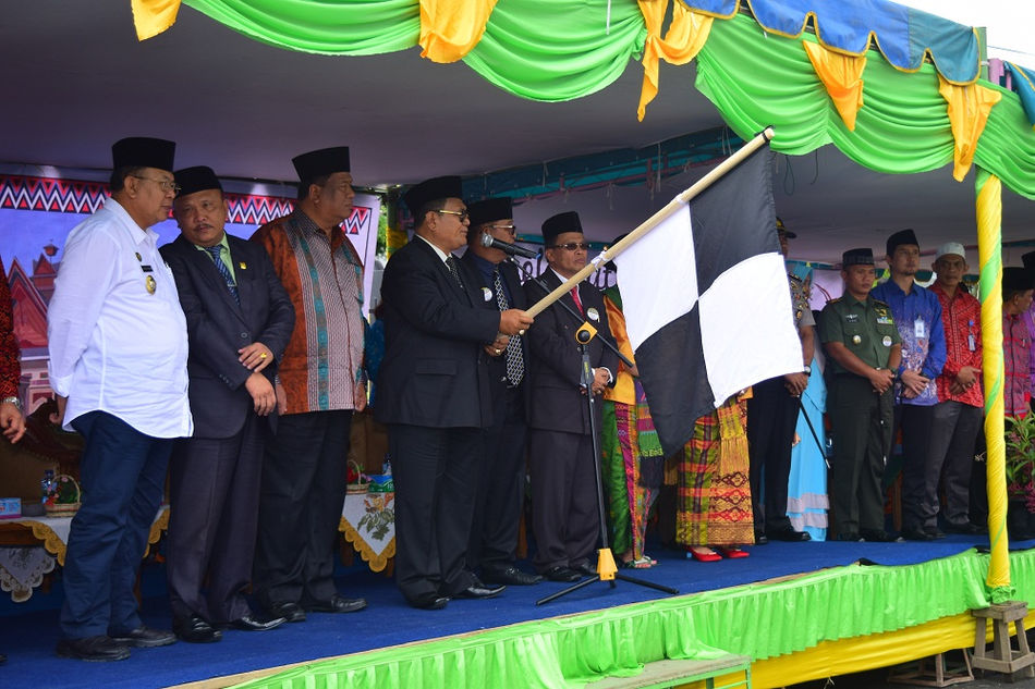 Bupati Dairi Lepas Pawai Keliling Ta’aruf MTQ Ke-XXXVI Tingkat Provinsi Sumatera Utara