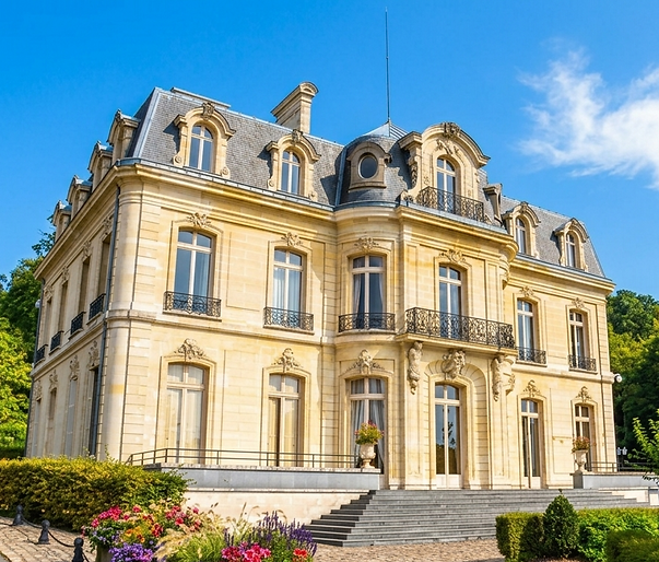 Église Notre-Dame de Taverny de style gothique entourée par les lisières de la forêt de Montmorency.