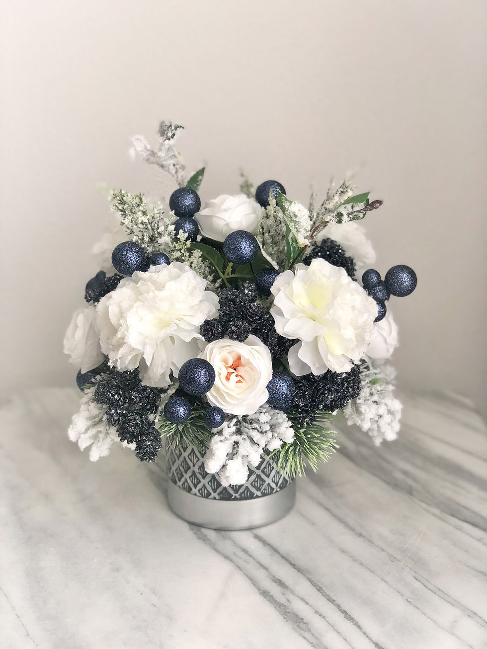 Weihnachtsdekoration, Kunstblumenarrangement