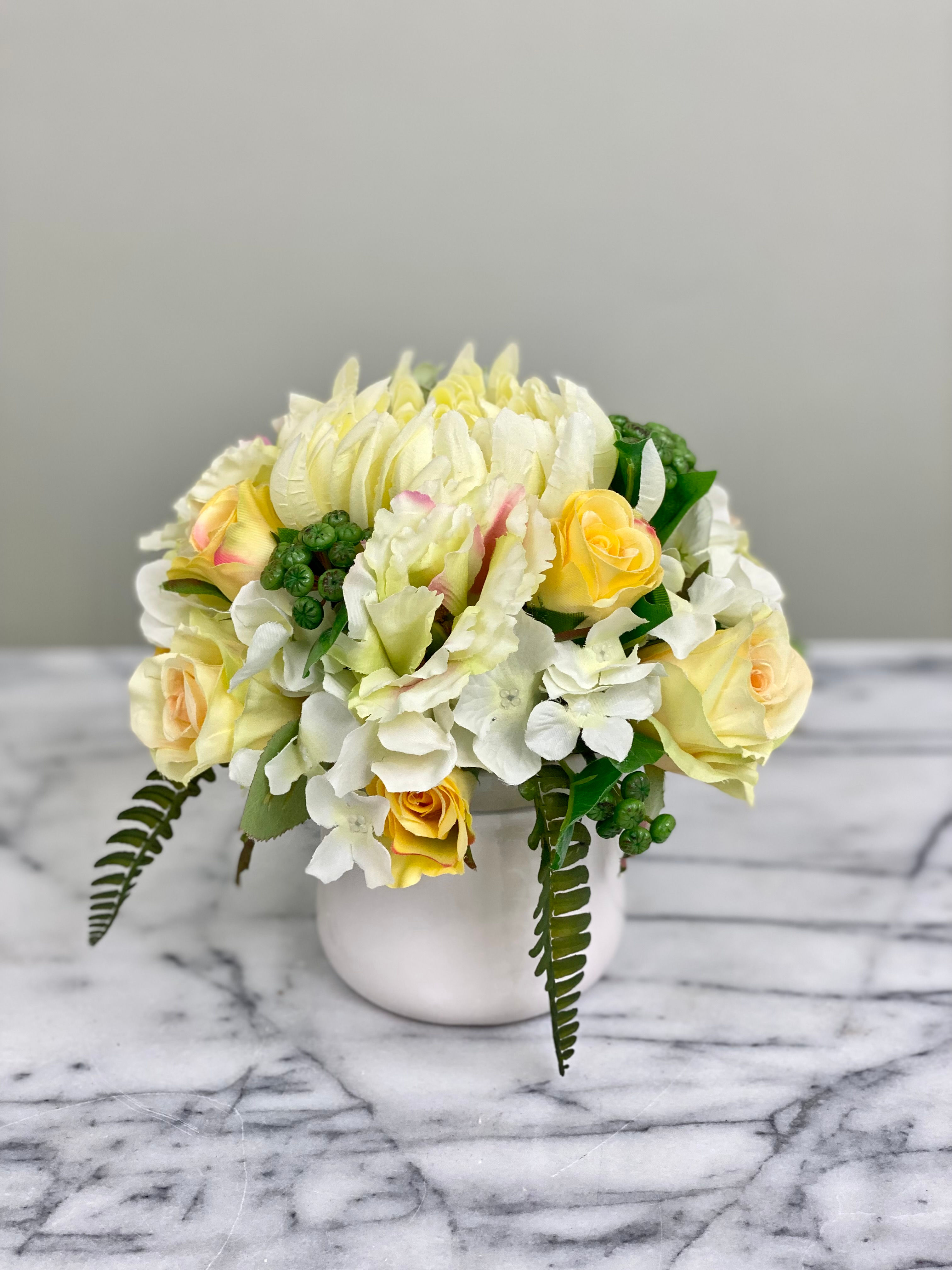 Kunstblumen Arrangement in einer Vase befestigt