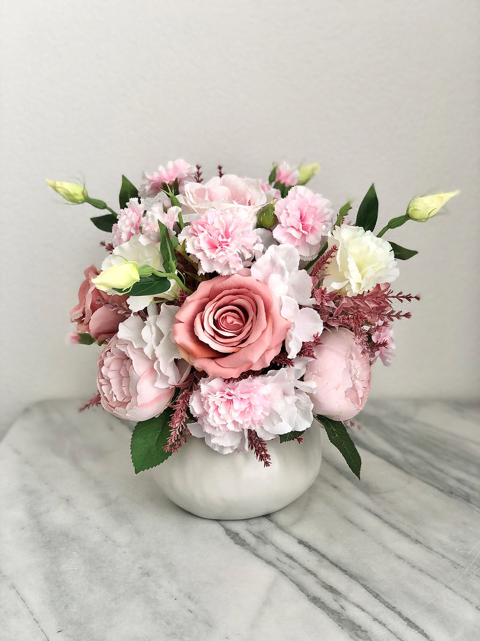 Kunstblumen Arrangement in einer Vase