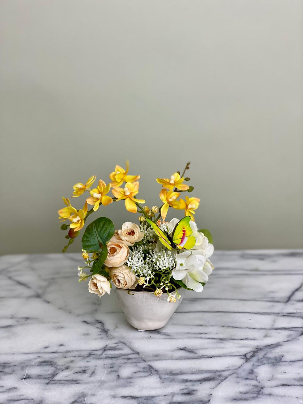 Blütenfreude – Festes Kunstblumen-Arrangement mit Schmetterling