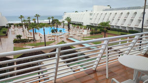 Vista desde balcón: piscina, playa y hotel