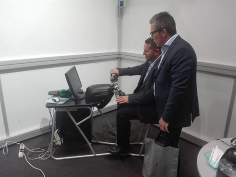 Dos hombres en simulador de conducción